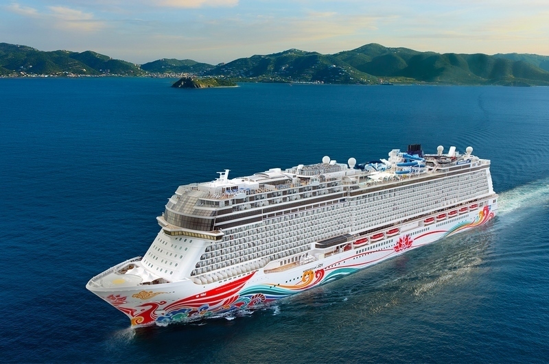Norwegian_Joy_vertrekt_op_nachten_cruise_via_het_Panamakanaal