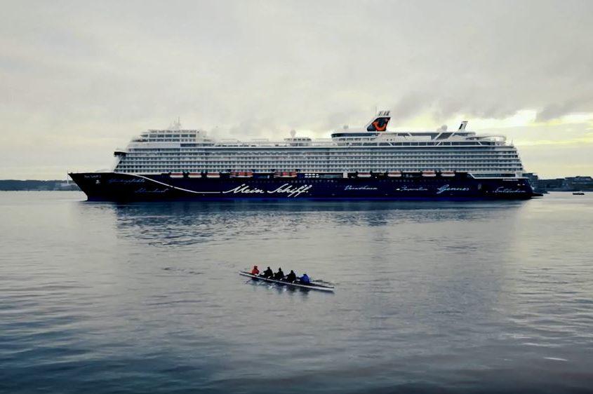 Nieuwe Mein Schiff 2 aangekomen in Kiel voor laatste werkzaamheden