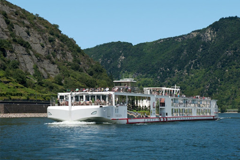 Viking neemt Honir en Thoth in ontvangst in Europa en Egypte