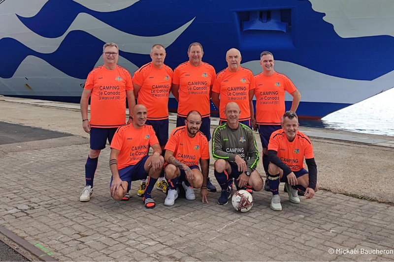 Le_Havre_organiseert_lokale_voetbalwedstrijd_met_bemanning_van_Emerald_Princess