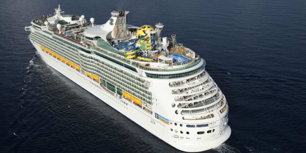 Royal Caribbean presenteert zomerseizoen 2027 in Europa met zes schepen en nieuw strandconcept op Santorini