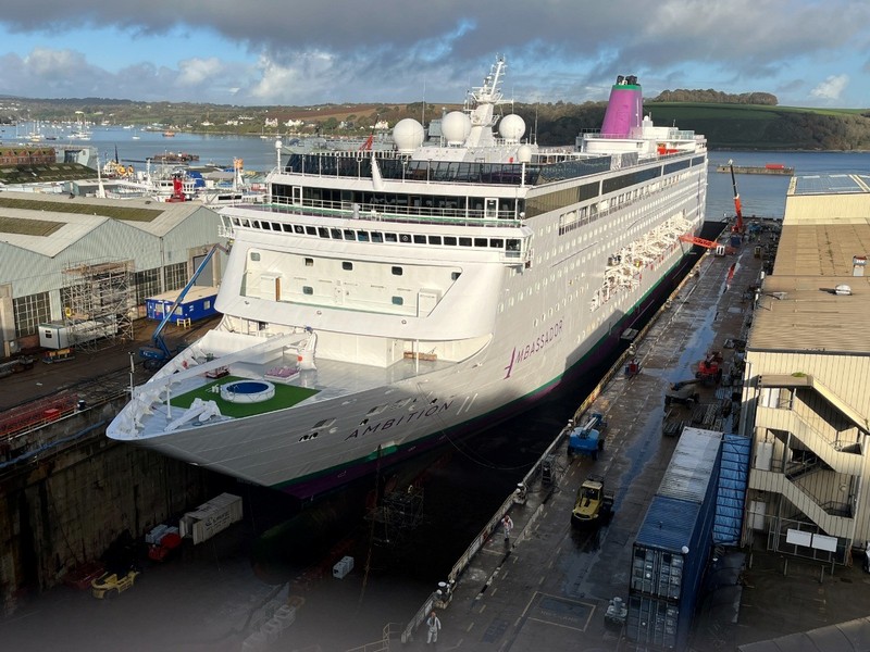 Ambition van Ambassador Cruise Line naar droogdok in Falmouth