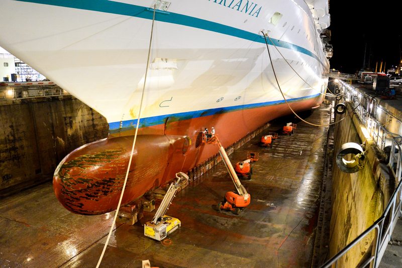 Artania in droogdok in Frankrijk voor reparaties en update