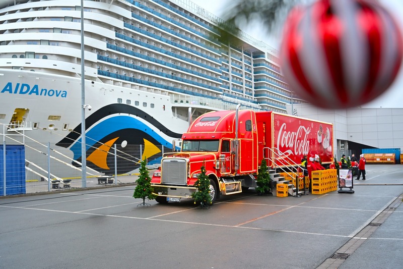 Coca-Cola kersttruck bezoekt AIDAnova in Hamburg