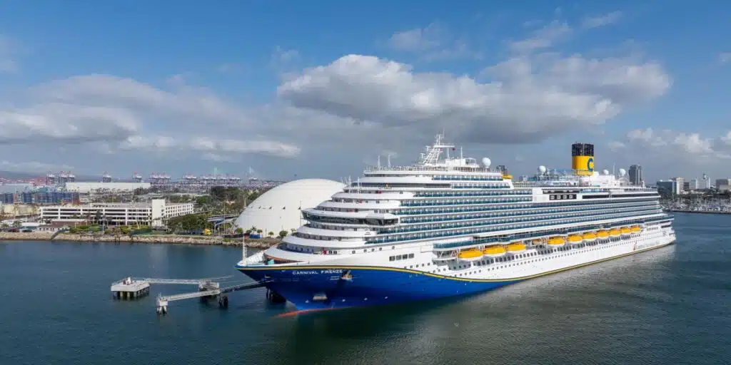 Carnival_Firenze_loopt_flinke_vertraging_op_door_technische_storing_in_Long_Beach