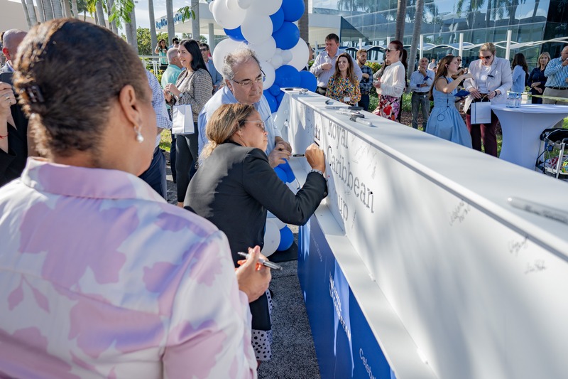 Royal Caribbean viert mijlpaal in nieuw hoofdkantoorproject	