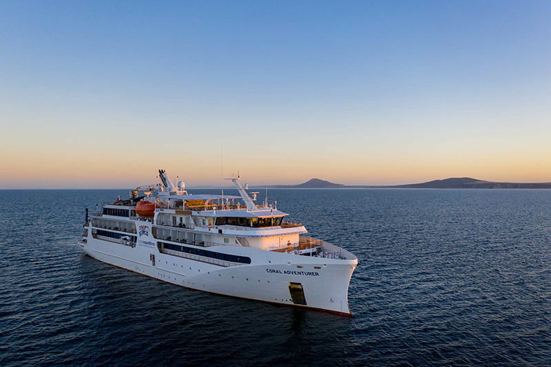 Coral Adventurer loopt vast; gasten worden teruggevlogen
