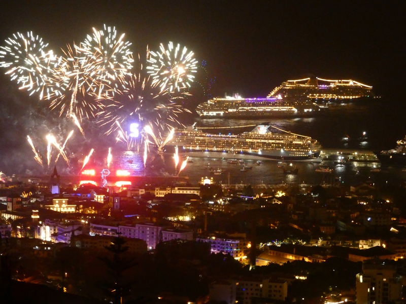 Beelden_uit_Funchal_waar_cruiseschepen__inluiden