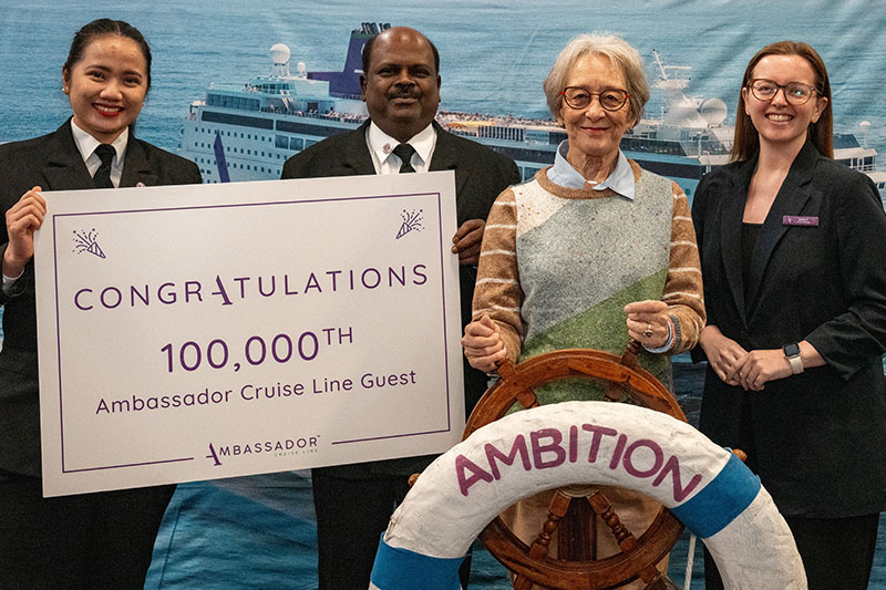 Ambassador verwelkomt 100.000e gast aan boord van Ambition