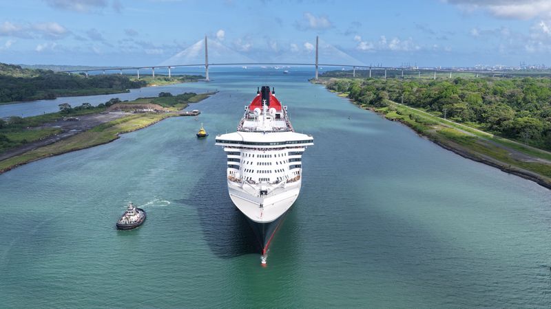 Queen Mary 2 maakt historische eerste doorvaart door het Panamakanaal 	