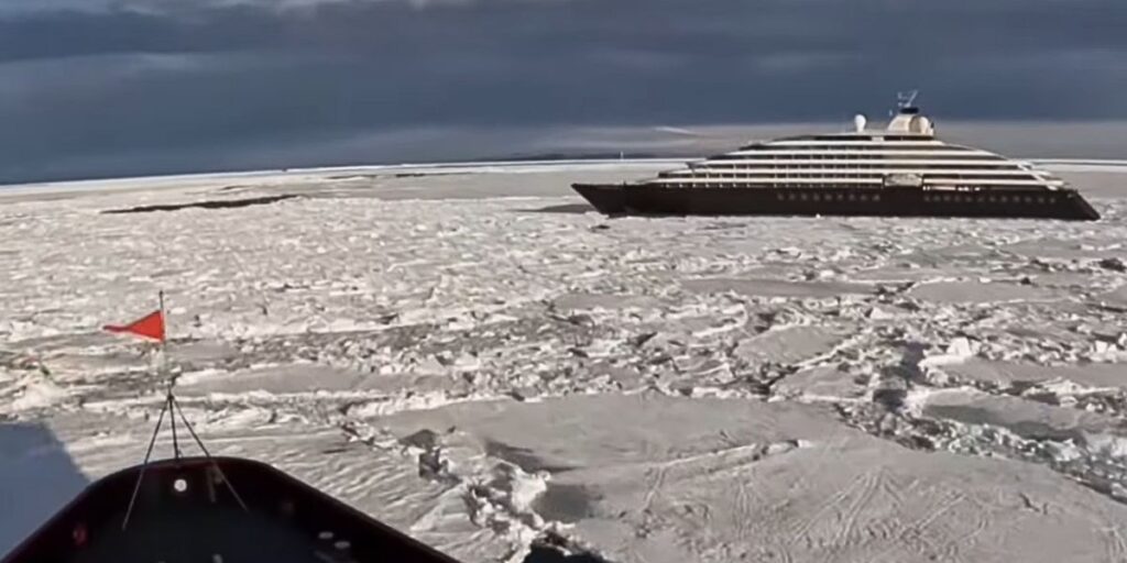 Luxe_expeditieschip_krijgt_hulp_van_ijsbreker_in_Antarctische_wateren