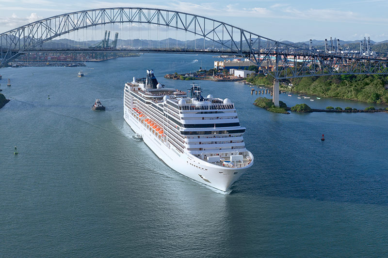MSC_Magnifica_maakt_Panamakanaalpassage_tijdens_wereldcruise_