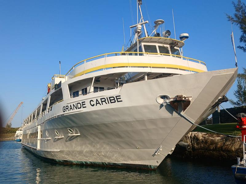 Floating_Accommodations_rondt_huisvestingscontract_op_Great_Stirrup_Cay_af