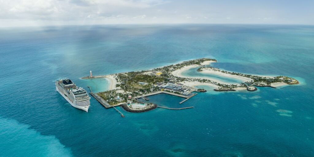 MSC_Seaside_raakt_los_van_trossen_door_harde_wind_bij_Ocean_Cay_