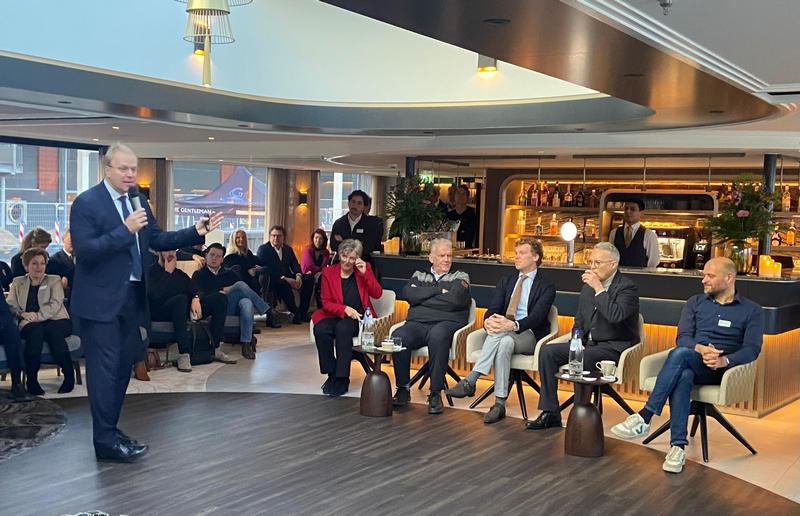 Riviercruises gepresenteerd als oplossing voor overtoerisme in Amsterdam 	