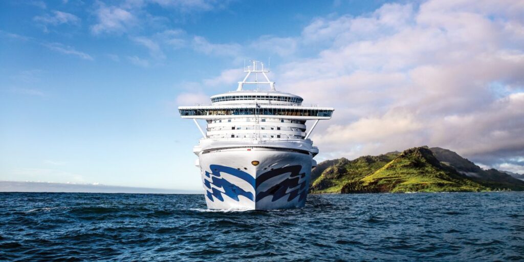 Pilot_valt_in_zee_tijdens_aankomst_Emerald_Princess_bij_Kauai_door_hoge_golfslag_