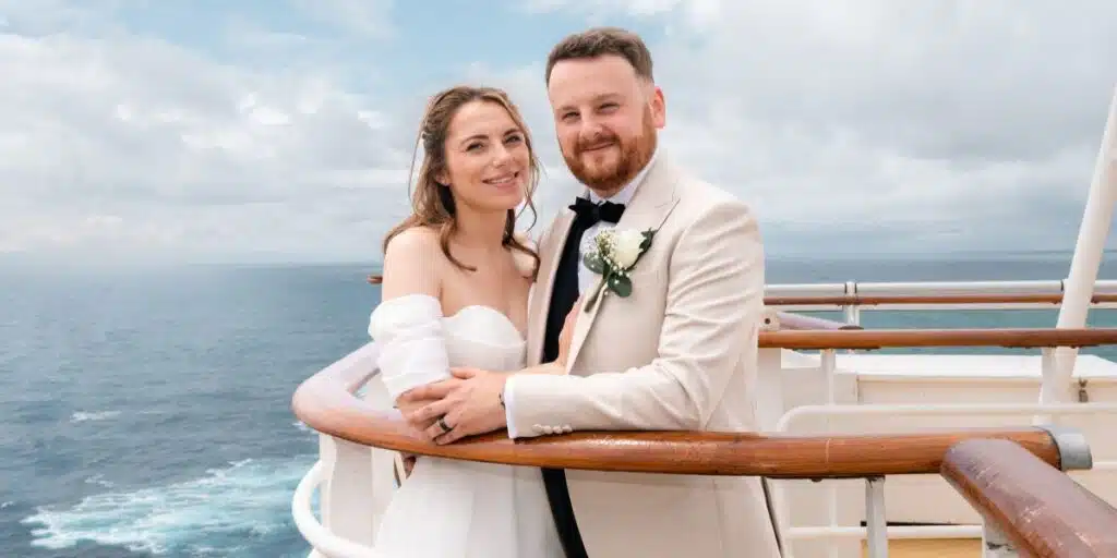 Stel dat verliefd stel dat elkaar ontmoette op P&O Cruises viert huwelijk en baby vóór hun eerste familievakantie 