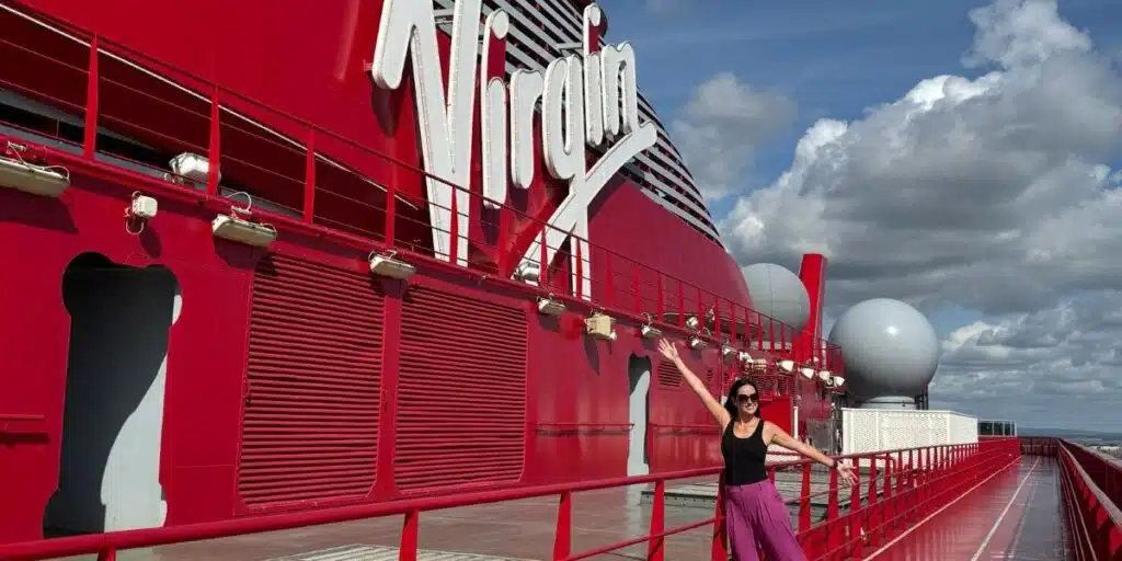 Virgin_Voyages_bevestigt_ontspannen_kledingbeleid_terwijl_andere_rederijen_regels_aanscherpen