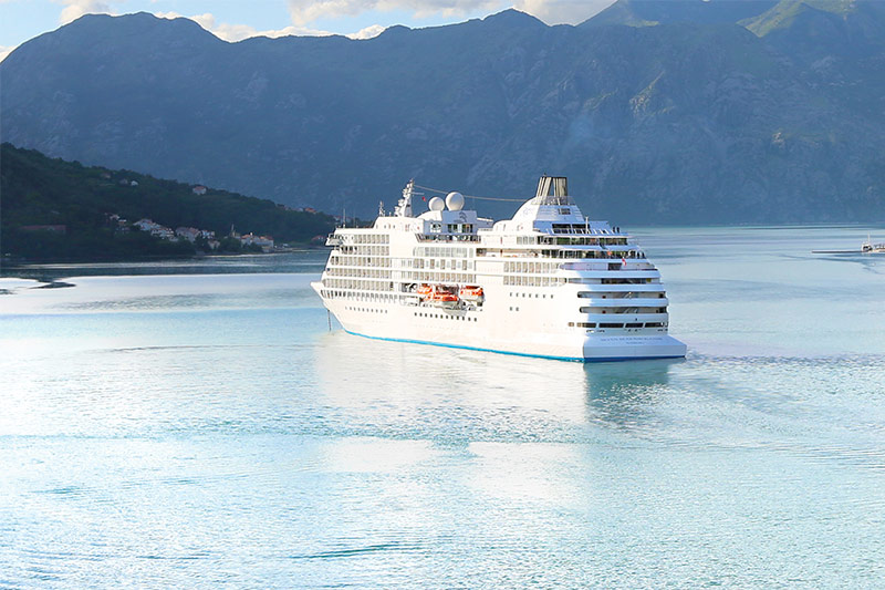 NCLH_onderhandelt_over_charter_en_verkoopoptie_voor_Regent_Seven_Seas_Navigator_