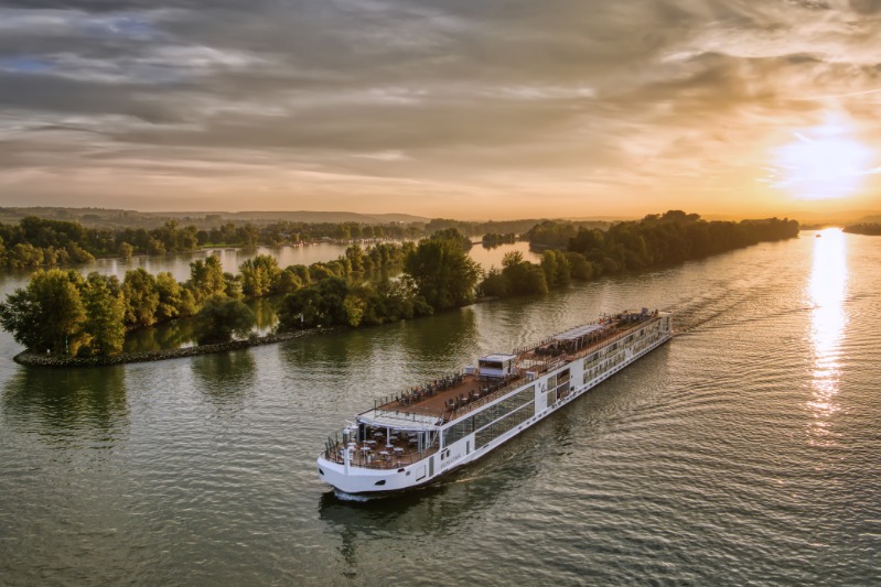 Viking_verwelkomt_Eldir_in_zijn_rivierenvloot