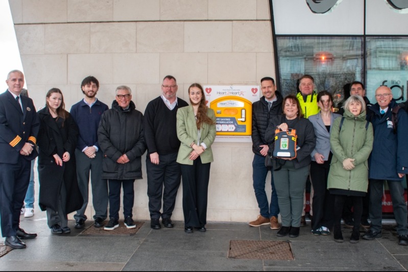 Fred_Olsen_plaatst_levensreddende_apparatuur_aan_de_kade_van_Liverpool