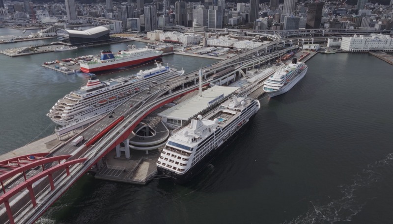 Amadea van Phoenix Reisen ontmoet Japanse zusterschip in Kobe	