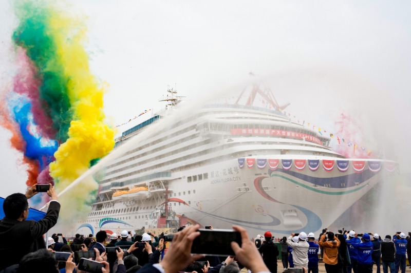 Adora_Flora_City_raakt_voor_het_eerst_water_in_Shanghai_