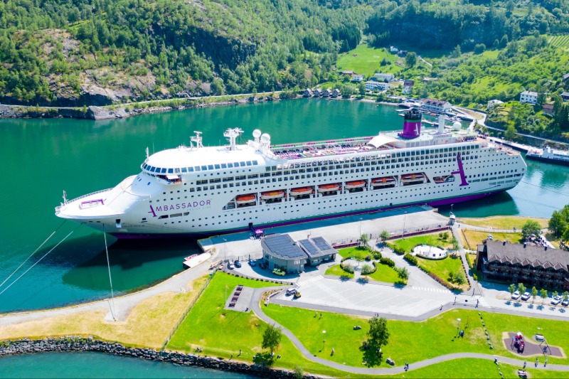 Ambassador presenteert verjaardagspromotie