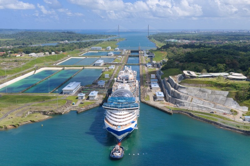 Star_Princess_maakt_eerste_passage_door_Panamakanaal