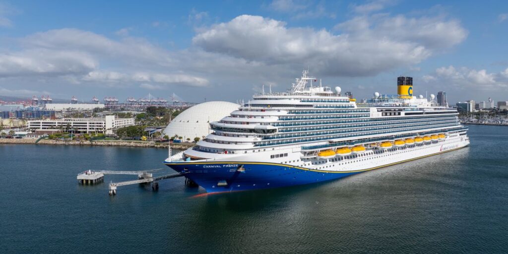 Vrouw_overlijdt_na_val_van_balkon_op_Carnivalcruise