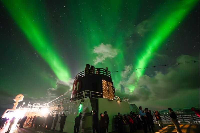 Zeldzaam noorderlicht vastgelegd door Hurtigruten in Noorwegen		