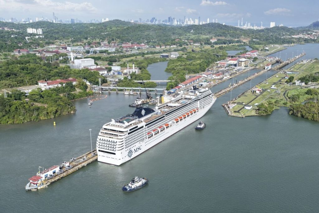 MSC Poesia vaart door Panamakanaal tijdens Grand Voyage