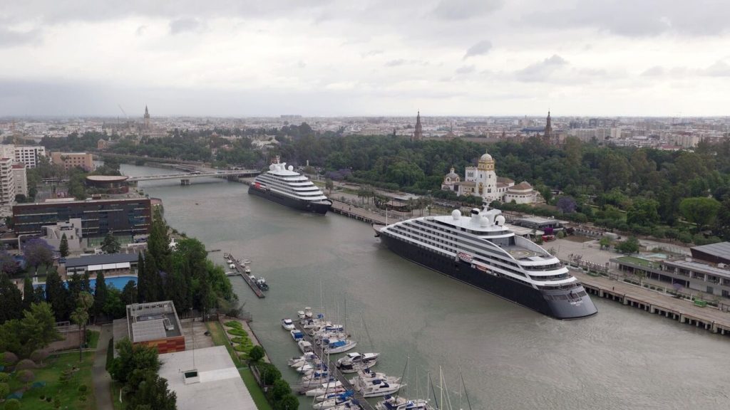 Scenic Eclipse I en II liggen neus aan neus aangemeerd in Sevilla		