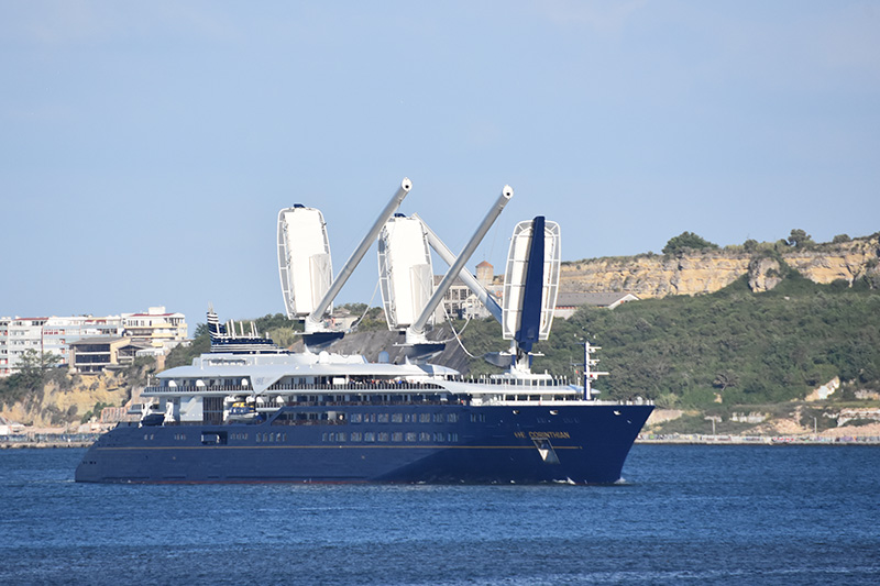 Orient Express Corinthian toont kantelbare zeilen tijdens bezoek aan Lissabon