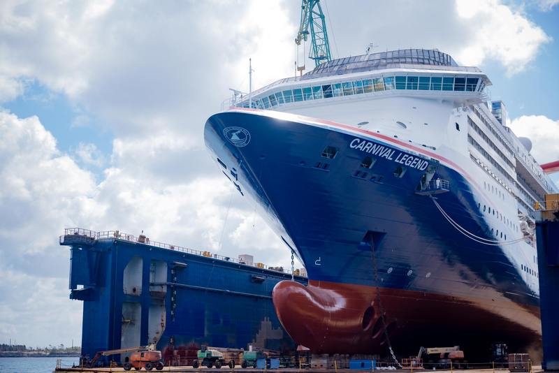 Carnival_Legend_hervat_dienst_met_nieuw_boegembleem