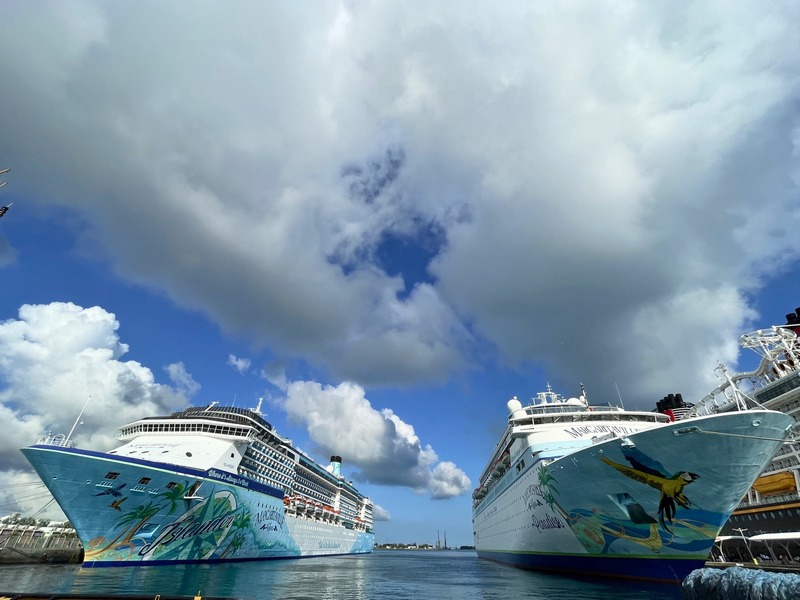 Schepen_van_Margaritaville_at_Sea_komen_samen_in_Nassau