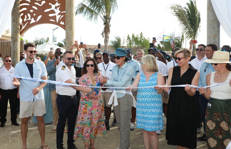 Nieuwe_pier_en_uitgebreide_voorzieningen_gereed_voor_Carnival_op_Half_Moon_Cay