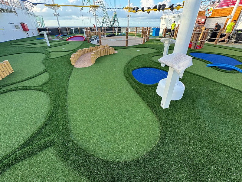 Carnival Magic introduceert nieuwe minigolfbaan		
