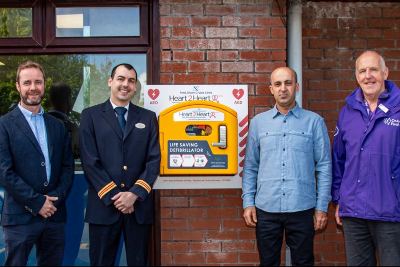 Fred. Olsen presenteert openbare defibrillator in Rosyth