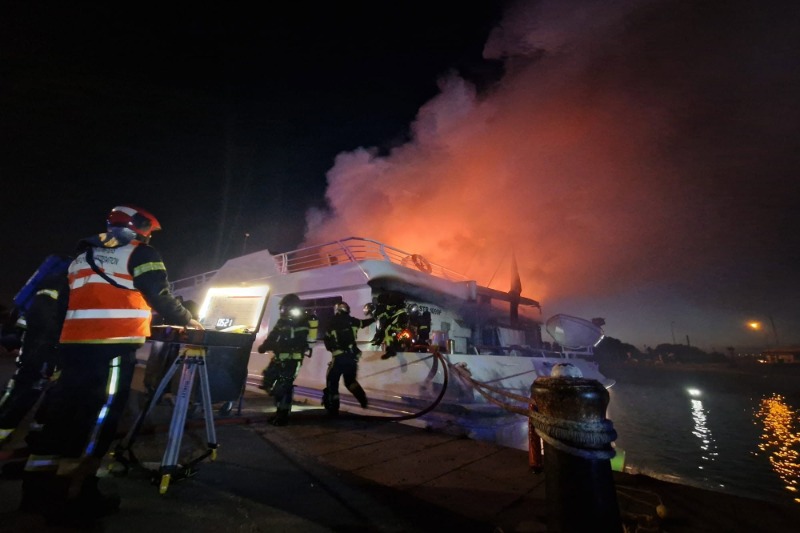 Brand_breekt_uit_op_CroisiEuropes_Botticelli_in_Honfleur_geen_gewonden