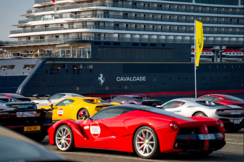 Explora II-gasten sluiten aan bij Ferrari Cavalcade in cruisehaven Zadar