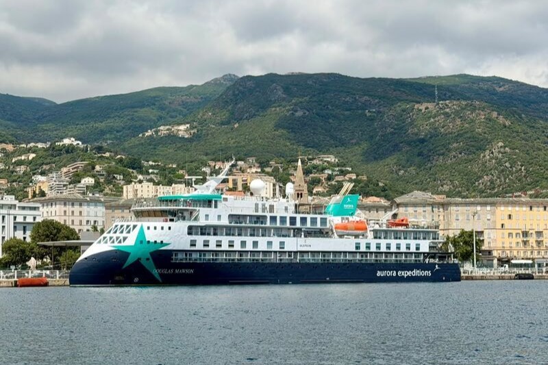 Douglas_Mawson_meert_voor_het_eerst_aan_in_haven_van_Bastia
