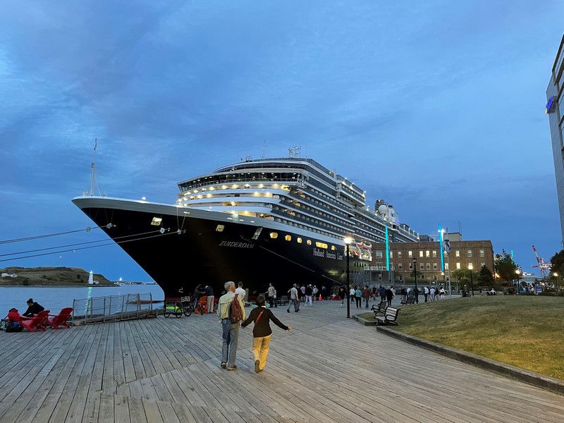 Zuiderdam_vaart_uit_voor_Holland_Americas_Voyage_of_the_Vikings