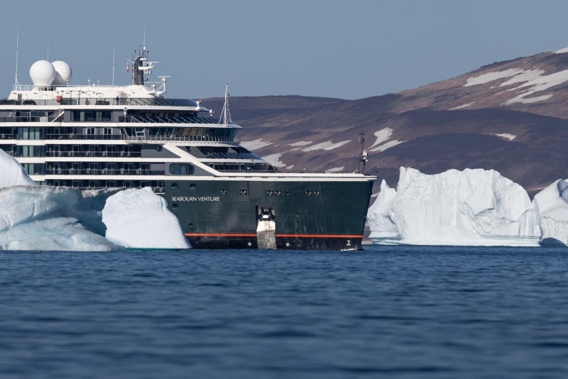 Seabourn_Venture_brengt_verse_groente_en_fruit_naar_afgelegen_gemeenschap_in_Groenland
