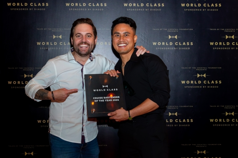 Bartender_van_RitzCarlton_Yacht_Collection_wint_World_Class_Cruise_Competition_