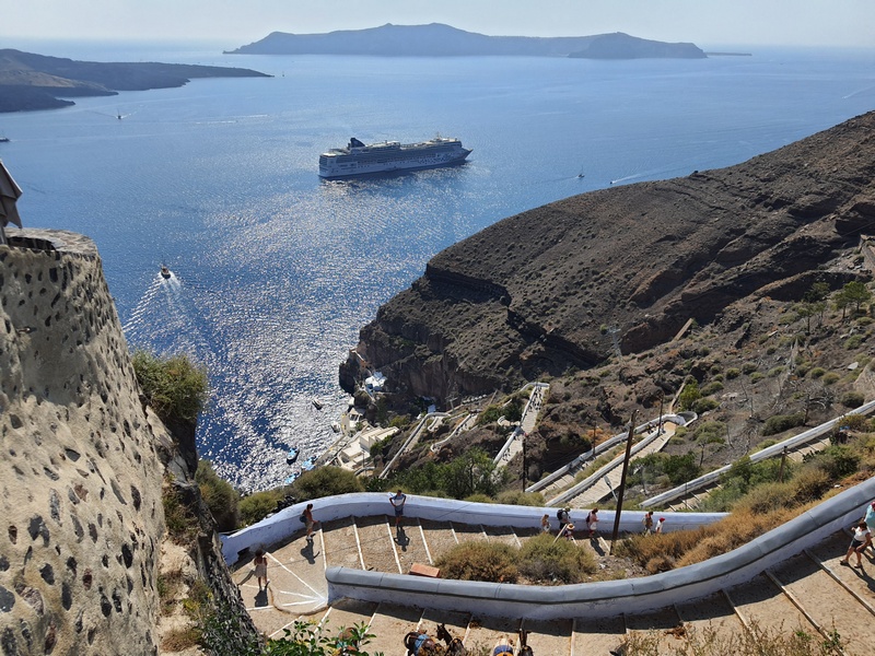 Trappenpad naar oude haven van Santorini weer open