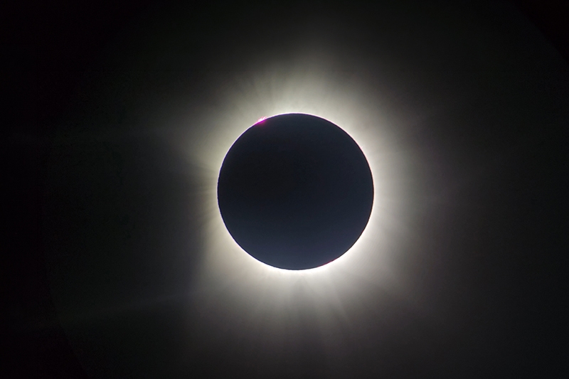 Gasten_van_Oceanwide_Expeditions_zien_totale_zonsverduistering_boven_Groenland