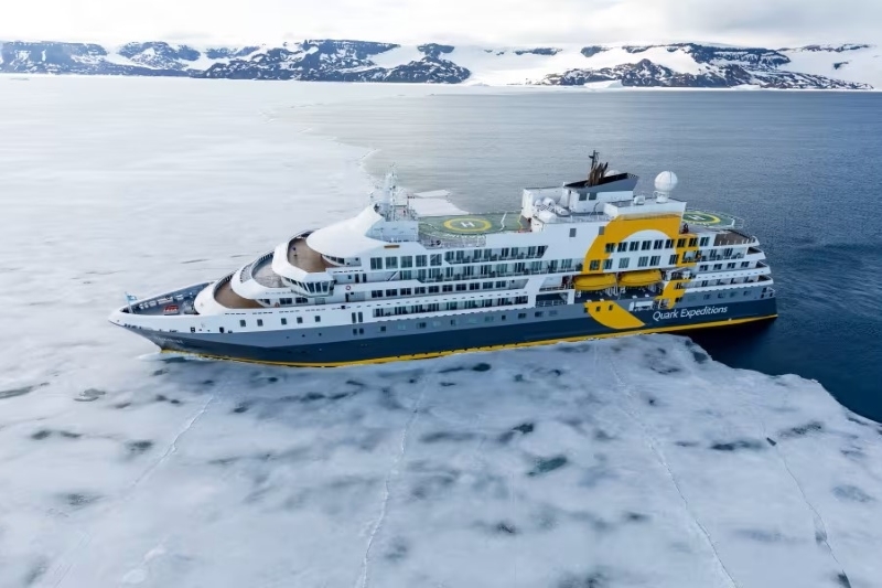 Schepen_van_Quark_Expeditions_leggen_zonsverduistering_boven_Groenland_vast