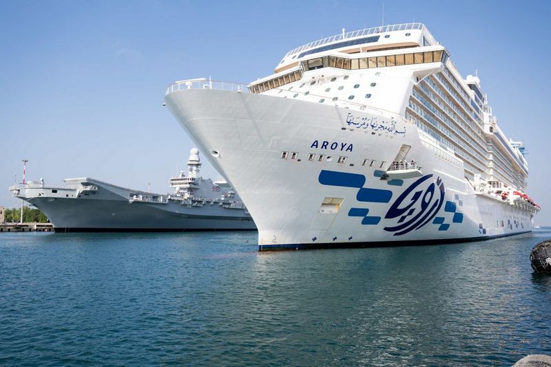 Aroya_meert_aan_in_Taranto_als_hotelschip_voor_de_Middellandse_Zeespelen