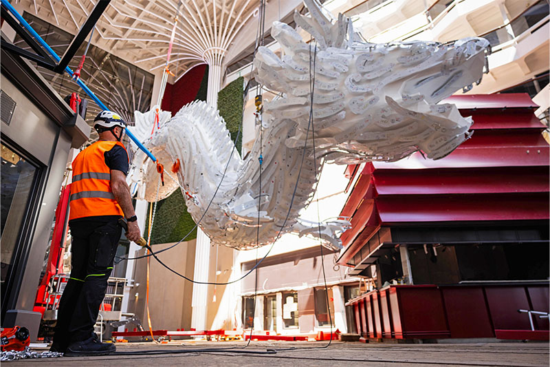 MSC_plaatst_drakensculptuur_op_World_Asia